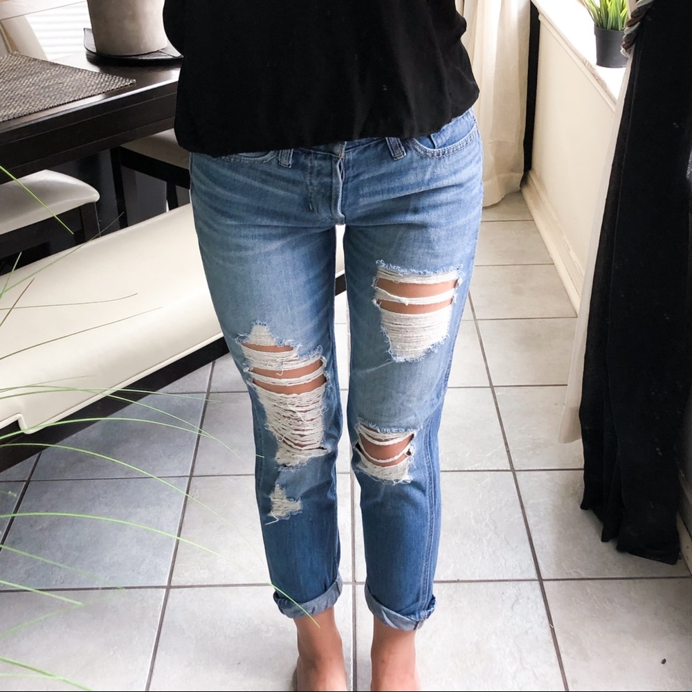 Hollister Distressed Low-Rise boyfriend Jeans